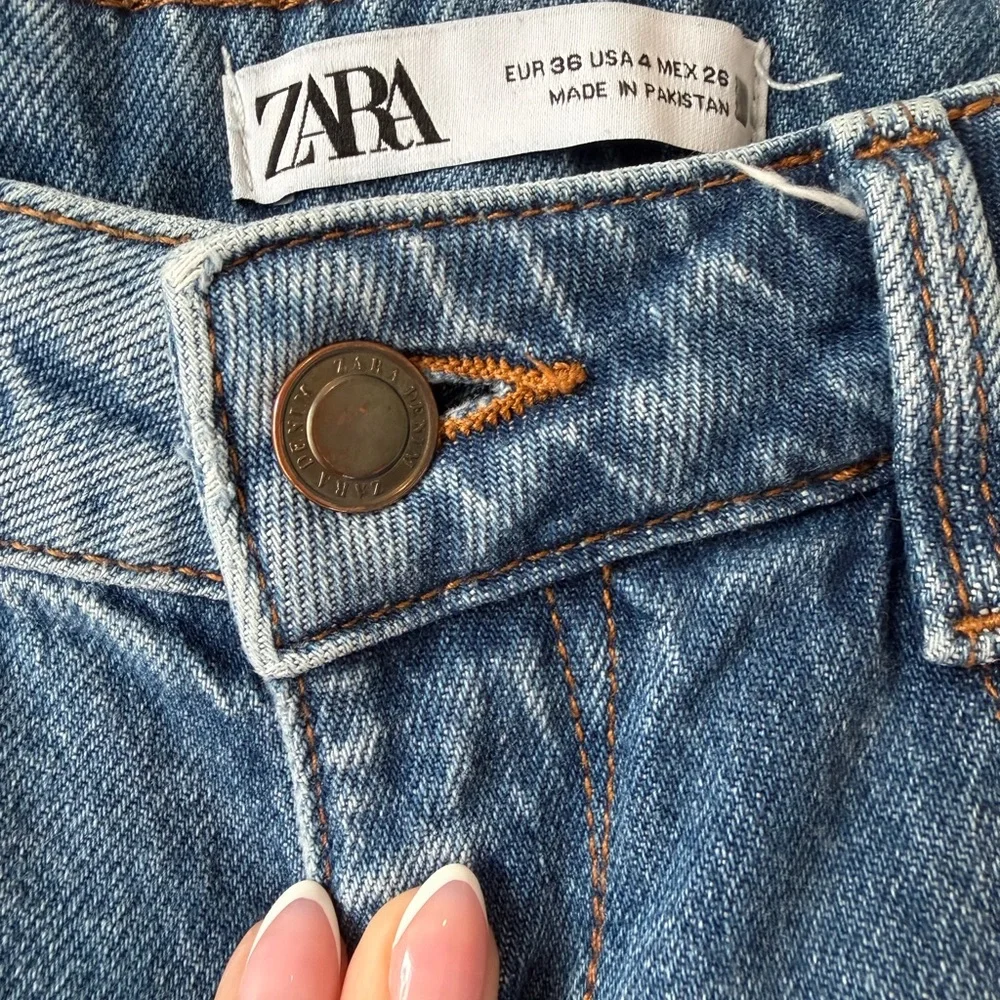 Zara High Waisted Straight Fit Blue Jeans - Picture 4 of 7